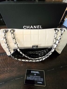CHANEL Cream Leather Quilted Shoulder Bag